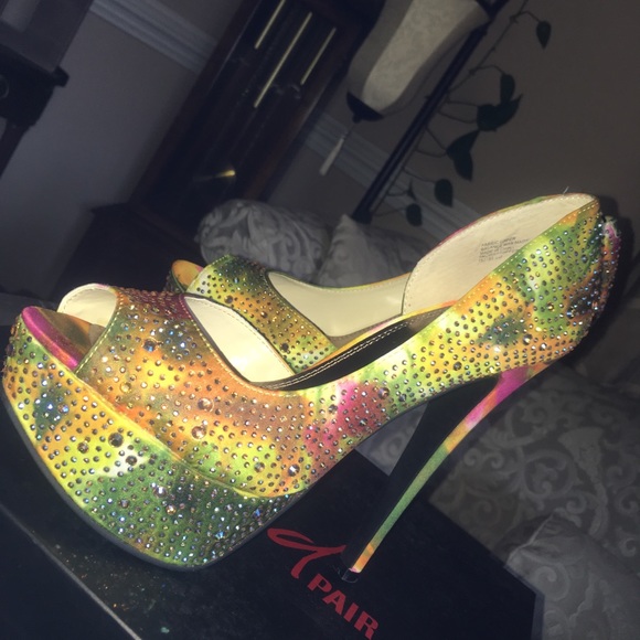 Showstopper high pumps 🥳😛🎆🎇 - Picture 2 of 8